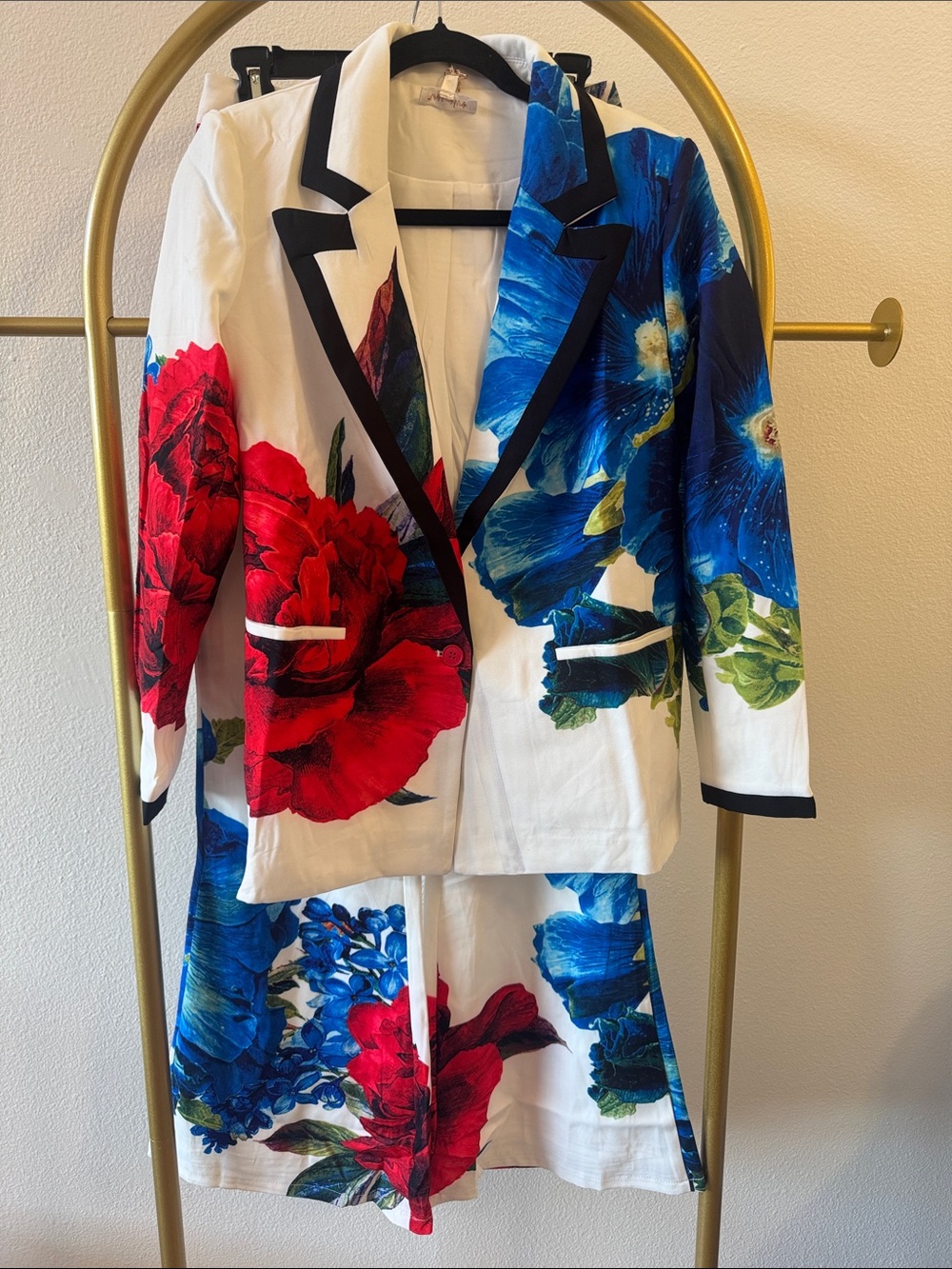 Floral Contrast-Trim Blazer & pants Set - White with Red & Blue Blooms